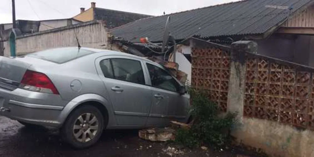 Imagem ilustrativa da imagem Comerciante persegue assaltantes e bate carro contra muro