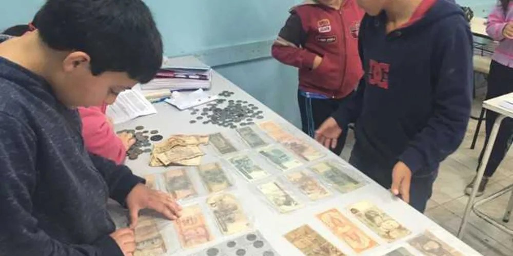 Cédulas e moedas antigas fizeram parte da atividade