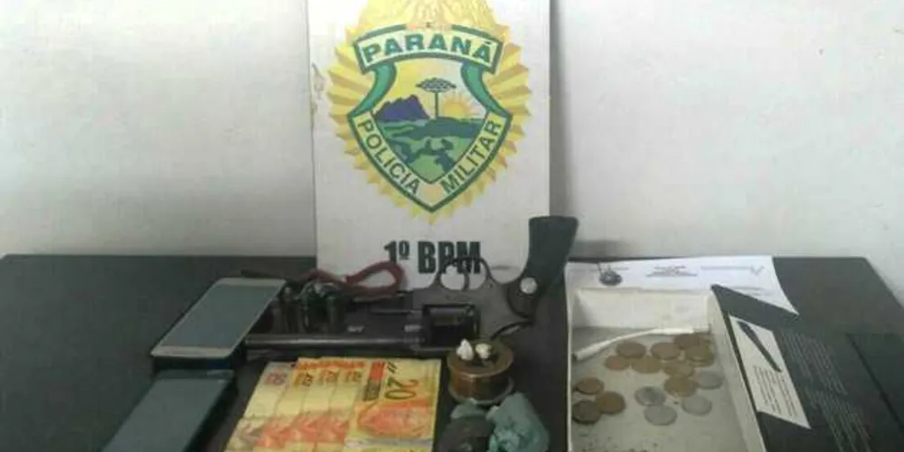 Dois rapazes de 19 e 20 anos e adolescente de 16 anos foram detidos com revólver e moto roubada | Divulgação/PM
