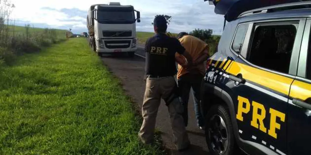 Imagem ilustrativa da imagem PRF apreende carga de cigarro avaliada em R$ 2 milhões