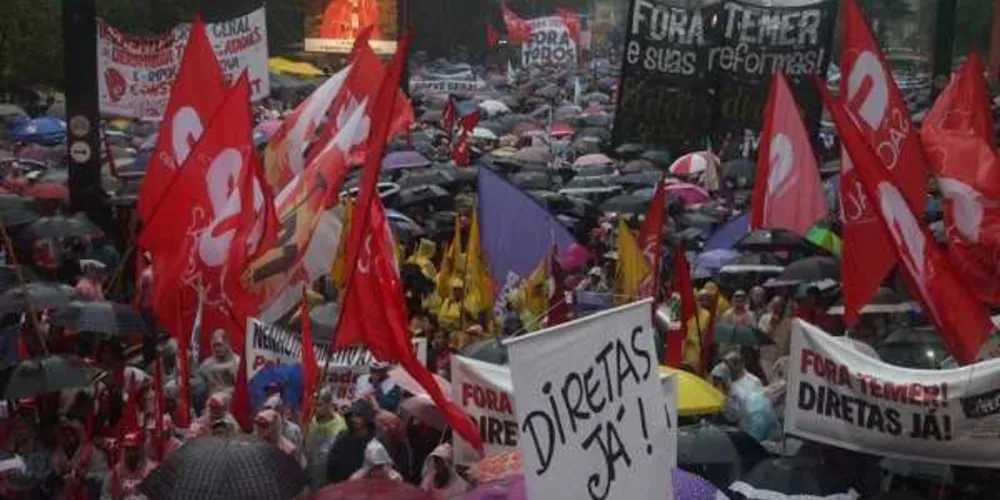 Organizada por centrais sindicais, a marcha "Ocupa Brasília" teve concentração no estacionamento do estádio Mané Garrincha