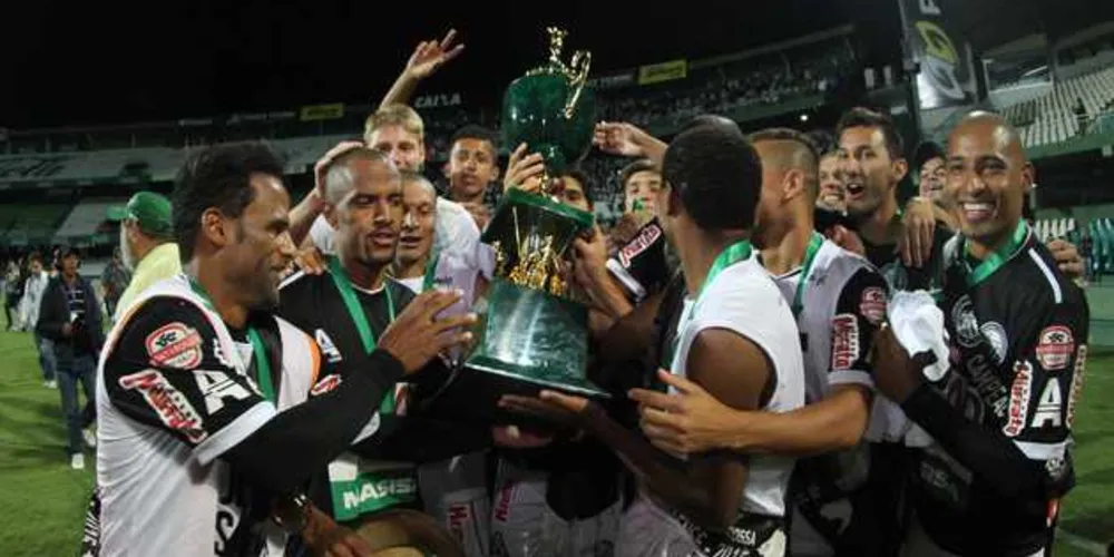 Jogadores do Operário comemoram memorável vitória, fora de casa, sobre o Coritiba