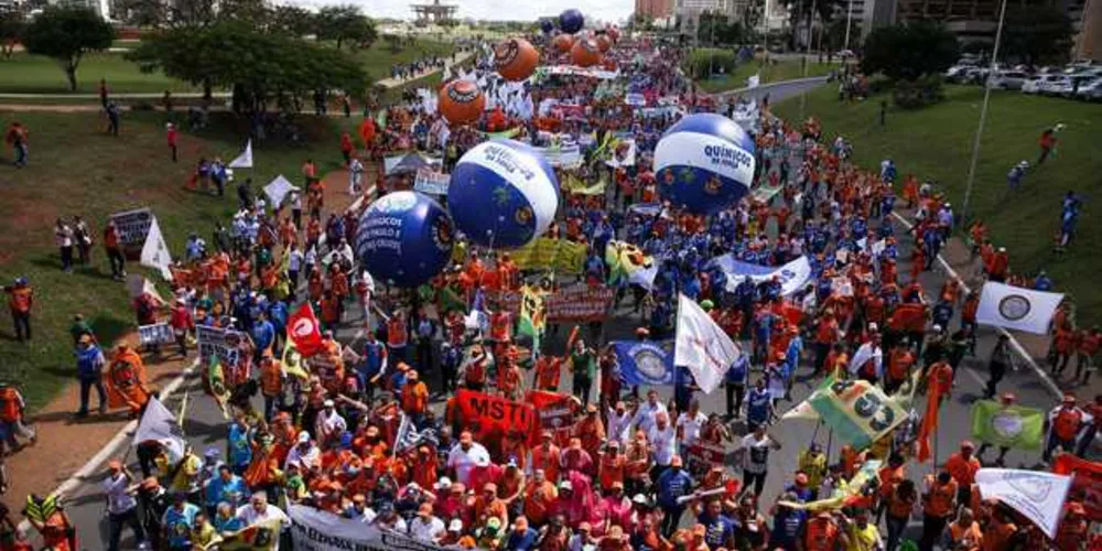 PM tenta afastar os manifestantes que participam do ato contra o governo do presidente Michel Temer