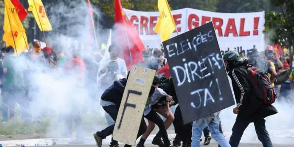 Grupo de cerca de 50 pessoas promoveu um quebra-quebra em meio à manifestação contra o governo