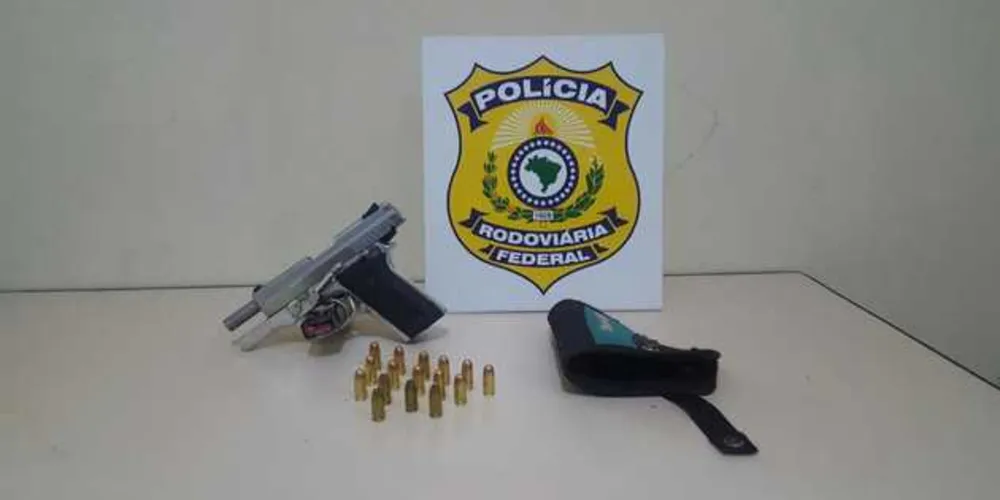 Motorista foi flagrado com uma pistola e várias munições | aRede/COP