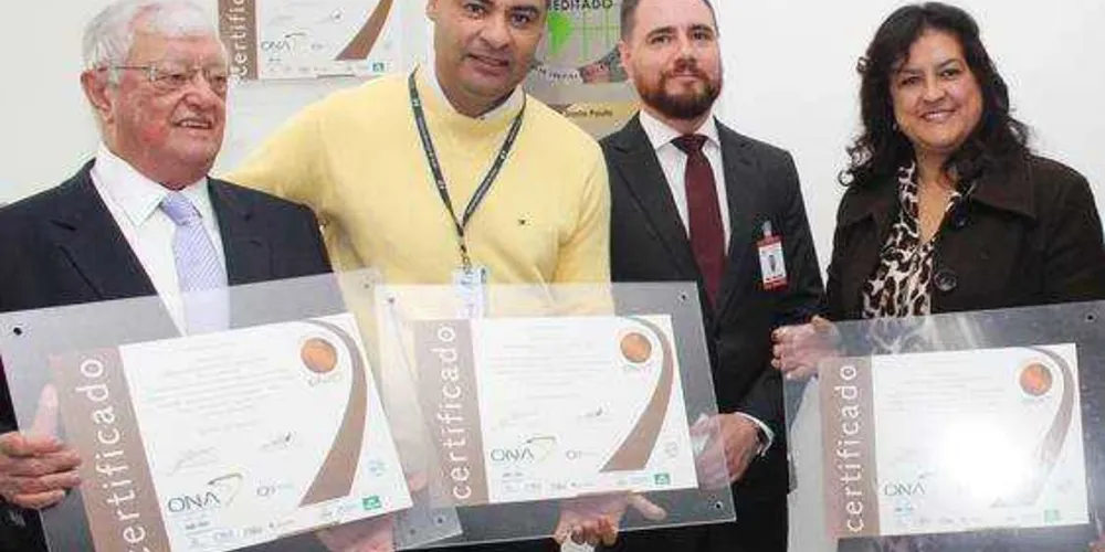 CERTIFICAÇÃO – A Unidade de Pronto Atendimento de Ponta Grossa é a única das Regiões Sul e Sudeste com certificado de Acreditação da Organização Nacional de Acreditação (ONA) com a Acreditação Hospitalar nível 1, principal certificação de qualidade do país na área da saúde. O reconhecimento é fruto de um rigoroso processo de auditoria realizada por uma equipe externa. No registro José Carlos Rizoli, o Prefeito Marcelo Rangel, o Dr Audie Momm e a Secretária de Saúde, Angela Pompeu.