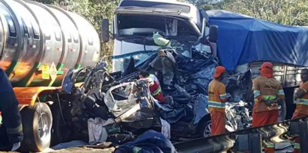 Imagem ilustrativa da imagem Rodovia segue interditada após acidente. Veja fotos