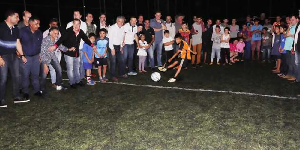 O craque Luidi fez o primeiro gol do campo de futebol society da Vila Cipa