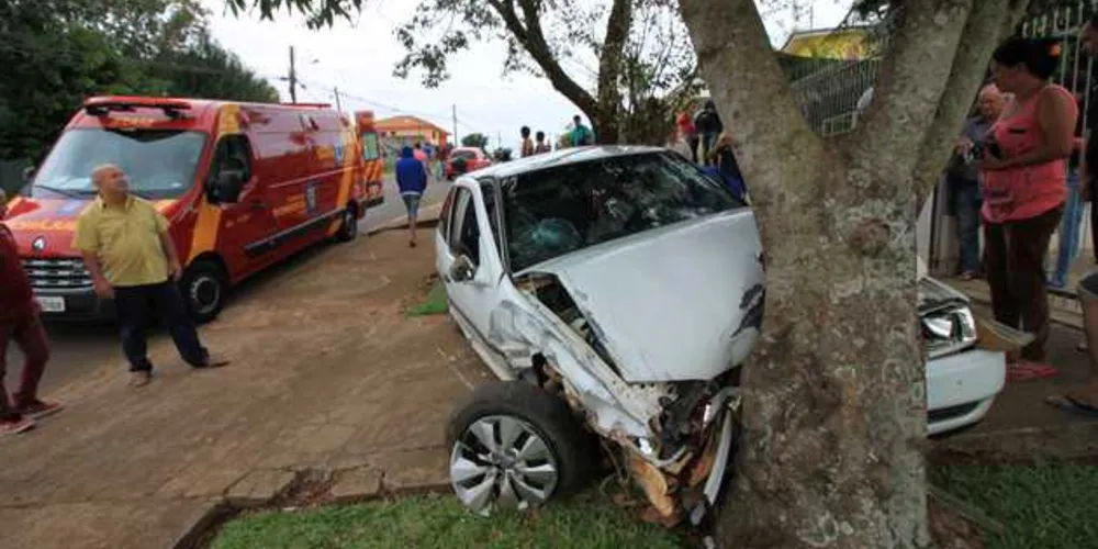 Imagem ilustrativa da imagem Motorista perde controle de carro e atinge árvore