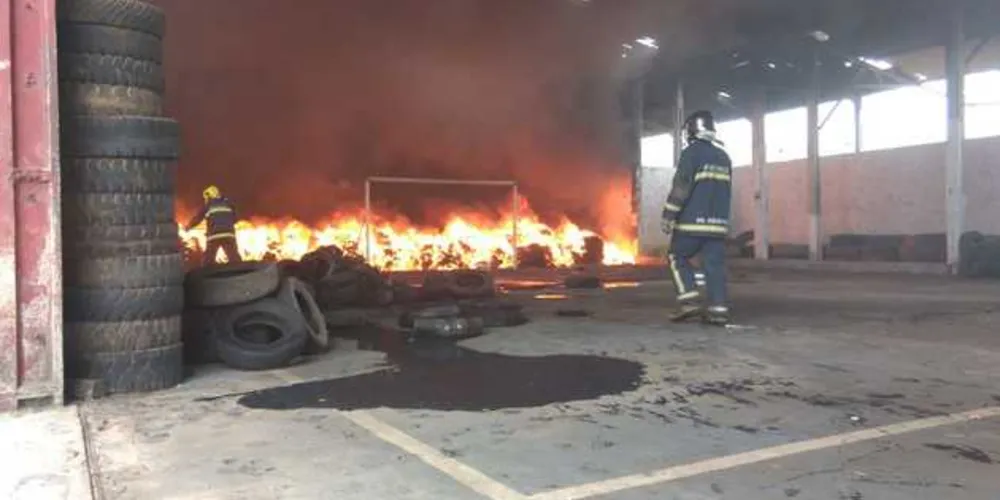 Imagem ilustrativa da imagem Incêndio de grandes proporções mobiliza bombeiros em PG