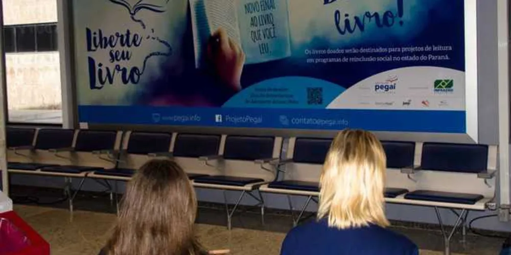 Painéis publicitários e balcões para a doações de livros foram implantados