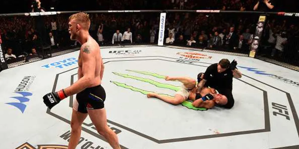 Imagem ilustrativa da imagem Brasileiro é nocauteado e dá adeus ao sonho de ser campeão do UFC