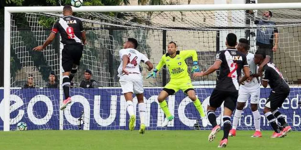 Luis Fabiano marcou de cabeça o primeiro gol do Vasco