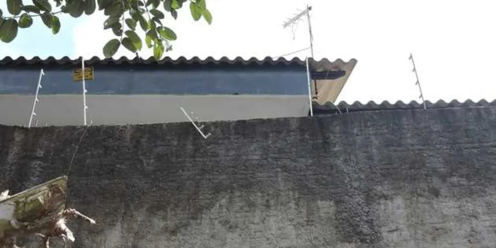 Detentos arrebentaram parte da cerca elétrica para conseguirem pular o muro | Voz do Povo Arapoti