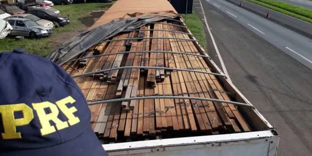 Motorista do caminhão apresentou documentação falsa e foi encaminhado para a Polícia Federal | Divulgação/PRF