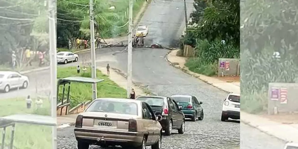 Imagem ilustrativa da imagem Após acidente fatal, moradores fecham rua em protesto