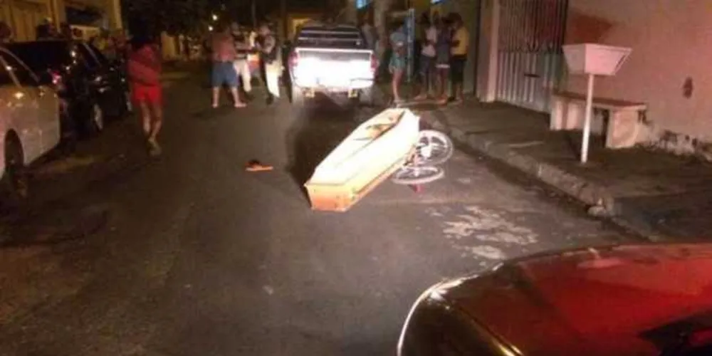 Jovem desenterra irmão e anda de bicicleta pelas ruas de Prata com caixão