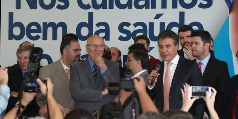 O governador Beto Richa anunciou nesta segunda-feira (29), em encontro com prefeitos no Palácio Iguaçu, em Curitiba, um novo lote de recursos para melhorar o atendimento à saúde
