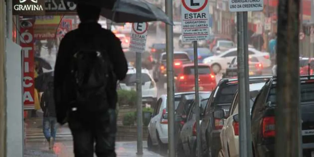 Paraná terá chuva forte e queda de temperatura nesta quarta-feira. O alerta vale também para ventos fortes