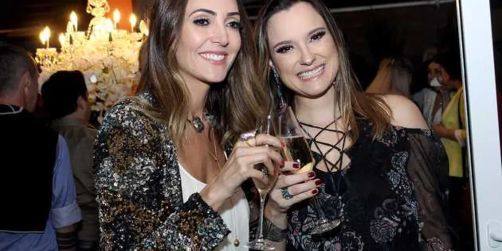 Maria Dolores e Vanessa Garofani brindam esse momento especial