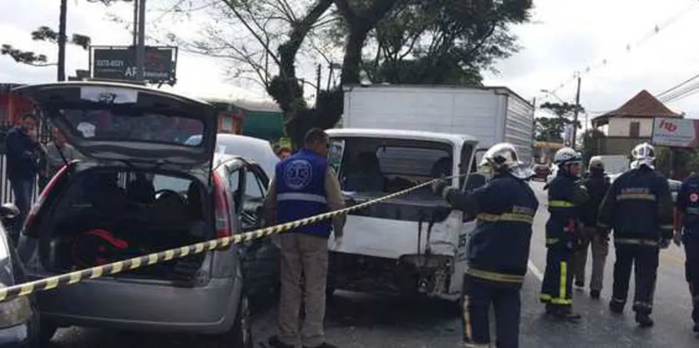 Imagem ilustrativa da imagem Colisão frontal entre carro e caminhão deixa criança em estado grave