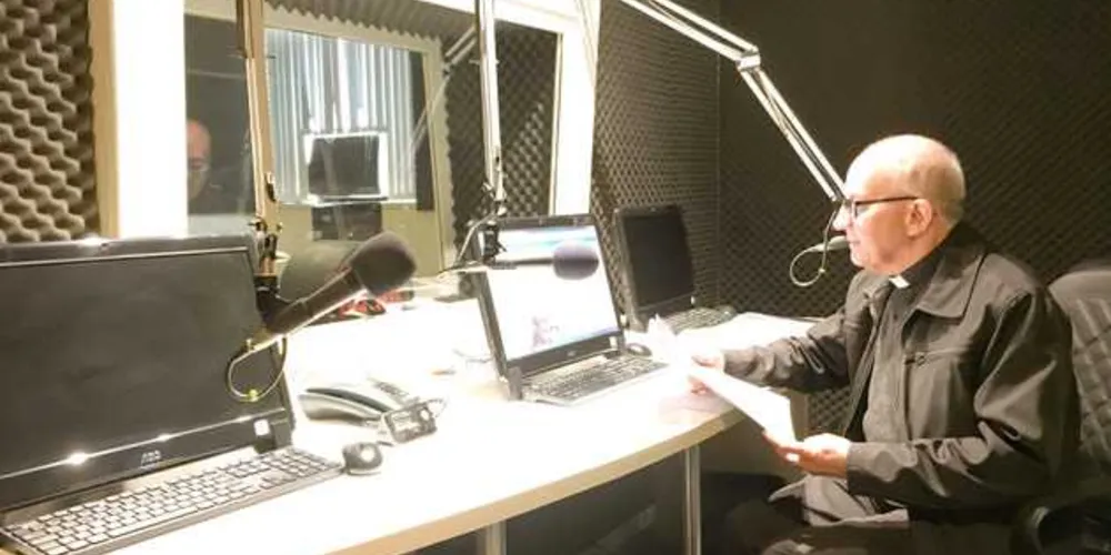 Bispo Sergio Arthur Braschi tem programa semanal na Sant'Ana, que grava toda sexta feira