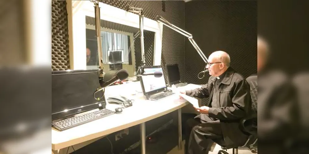 Bispo Sergio Arthur Braschi tem programa semanal na Sant'Ana, que grava toda sexta feira
