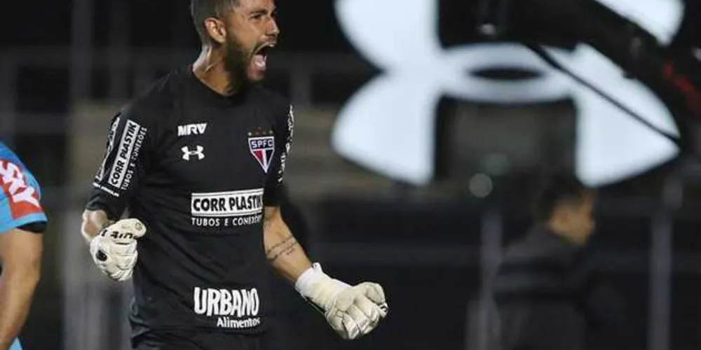 Imagem ilustrativa da imagem Renan celebra quatro anos no São Paulo e boa fase da defesa