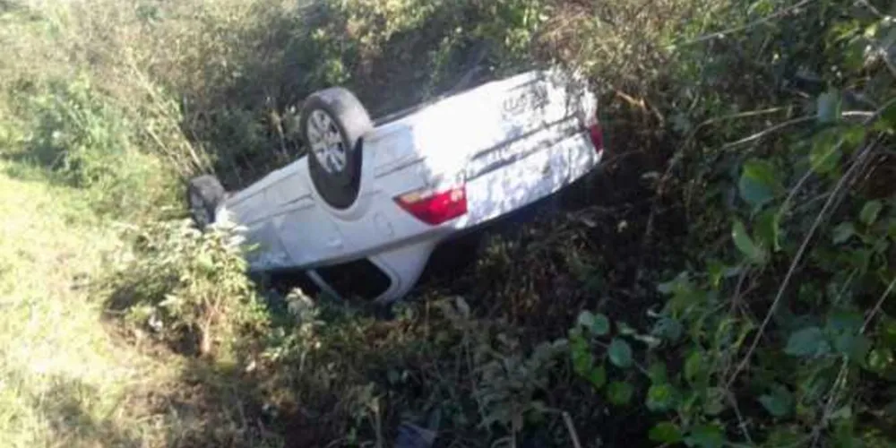 Imagem ilustrativa da imagem Carro capota em acidente na BR-153, em Irati