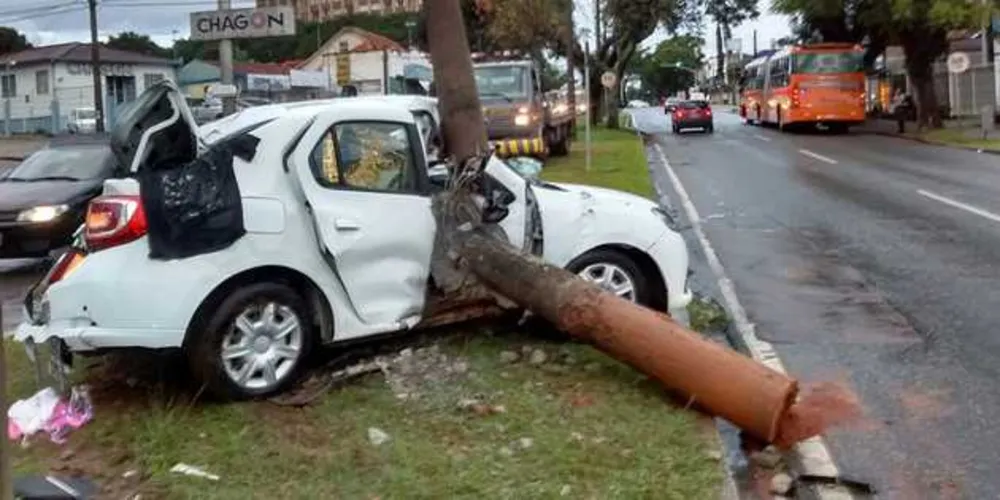 Apesar do estrago no carro, que quase se partiu ao meio com o impacto, as vítimas não correm risco de morrer | Banda B