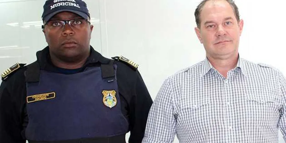 Macedo (a esquerda) e Lovato (a direita) em visita à redação do Jornal da Manhã