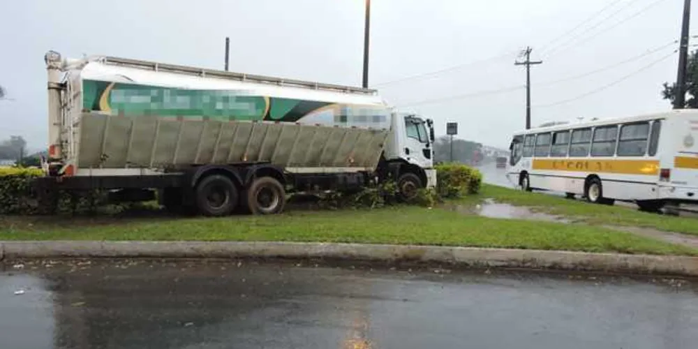 Caminhoneiro conseguiu desviar de carro jogando o veículo para um canteiro | Voz do Povo Arapoti