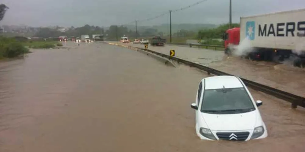 Rio Ronda transbordou e interditou pista; barranco desmoronou e também bloqueou rodovia sentido Curitiba | Divulgação