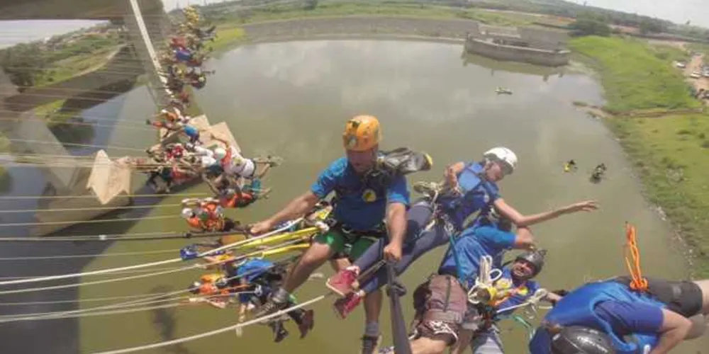 Recorde de Maior pêndulo humano foi conquistado na ponte estaiada de Hortolândia (SP), por 149 pessoas praticantes de rope jumping