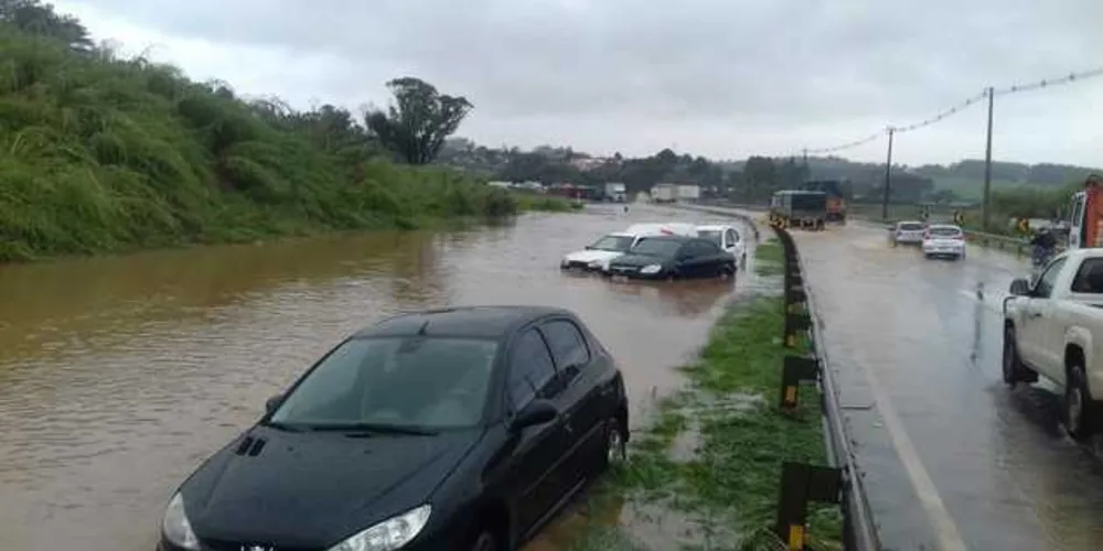 Imagem ilustrativa da imagem Após forte temporal, pista é liberada na BR-376 em PG