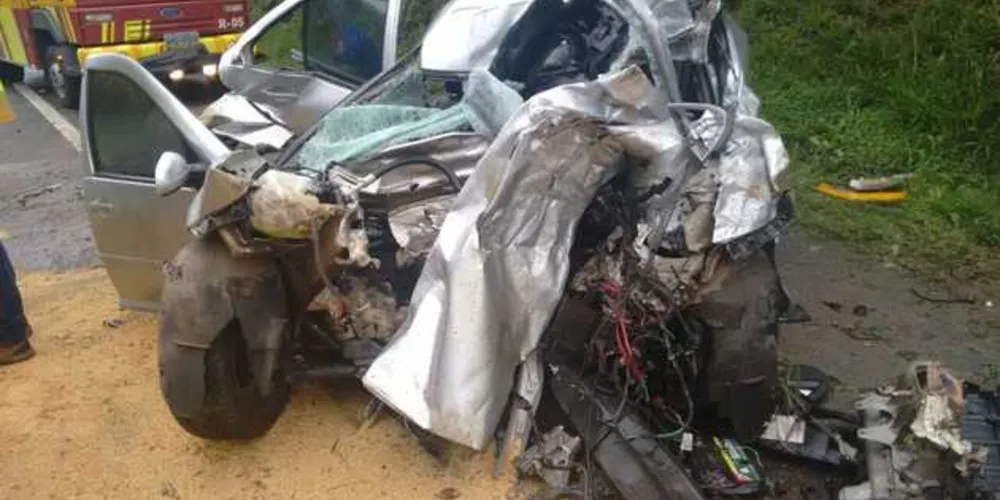 Carro ficou destruído ao atingir carreta em rodovia dos Campos Gerais
