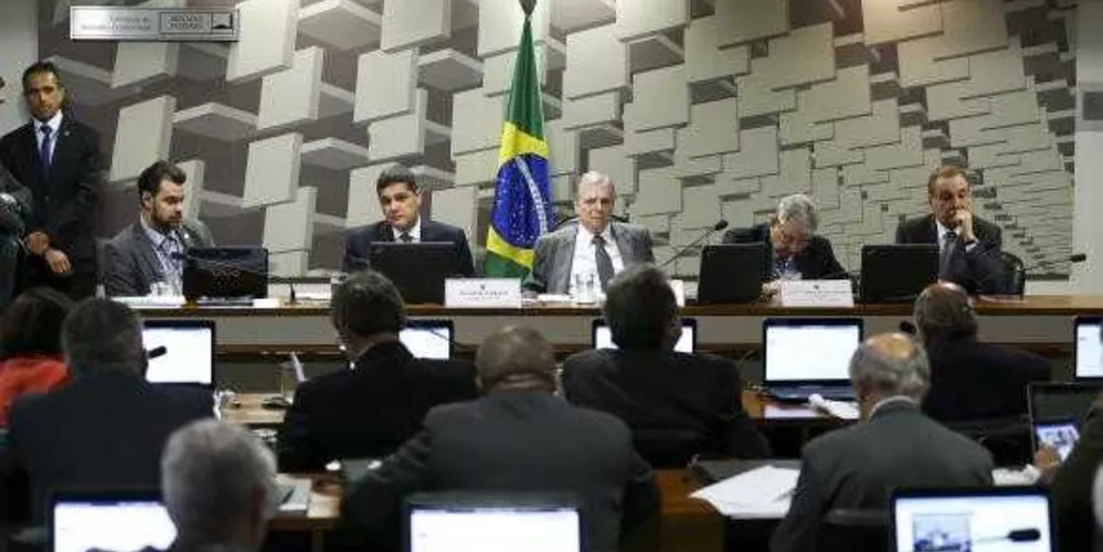 Além do relatório de Ferraço, foram apresentados três votos em separado por senadores da oposição