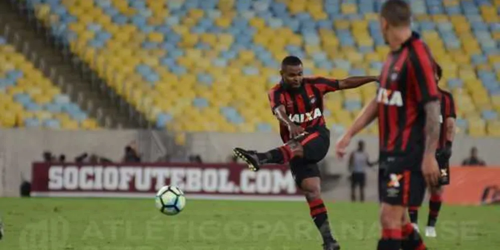 Na partida desta terça-feira, Nikão chegou ao centésimo jogo com a camisa do Atlético-PR | Marco Oliveira/Site Oficial