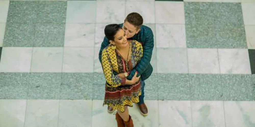 LOVE - O amor sempre está no ar e neste ano, nove casais  convidados irão simbolizar esta data especial na coluna RC. Aguardem a partir de amanhã, novos casais que brindarão o amor em sessão exclusiva para a coluna, pelas lentes do consagrado fotografo Laertes Soares. Relembrando o momento de intimidade do casal Renato Giovanetti Vieira e Luana V. Martins, que foram um dos enamorados do ensaio especial alusivo à data no ano passado. 