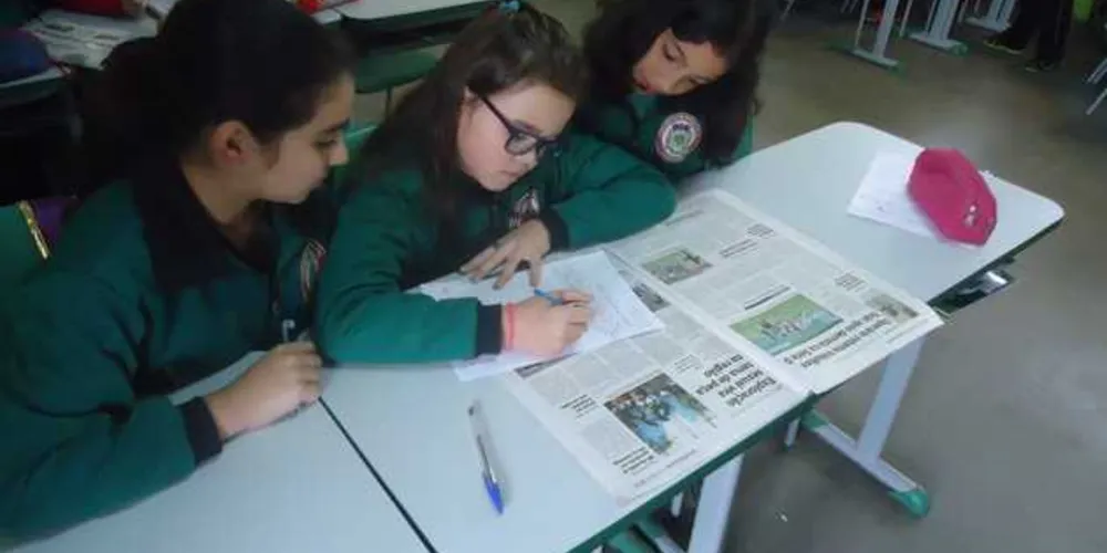 Alunas durante produção da notícia
