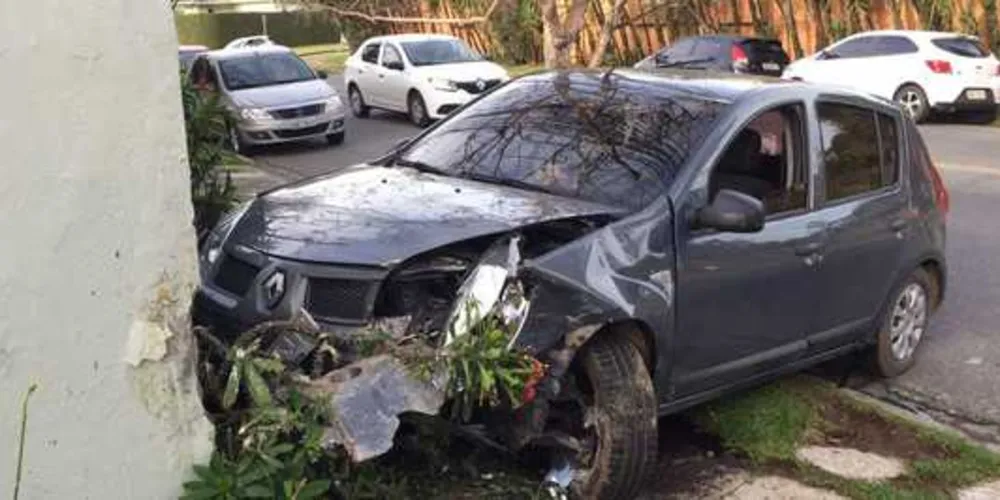 Imagem ilustrativa da imagem Após briga com namorado, mulher bate carro contra muro