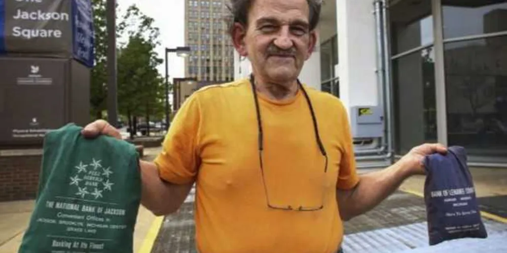 O americano Brian McGonegal foi autuado no ano passado por deixar lixo em seu quintal