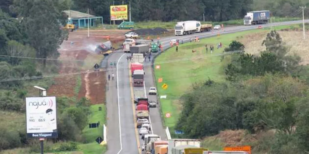 Imagem ilustrativa da imagem Acidente na BR-277 envolve caminhões e carros
