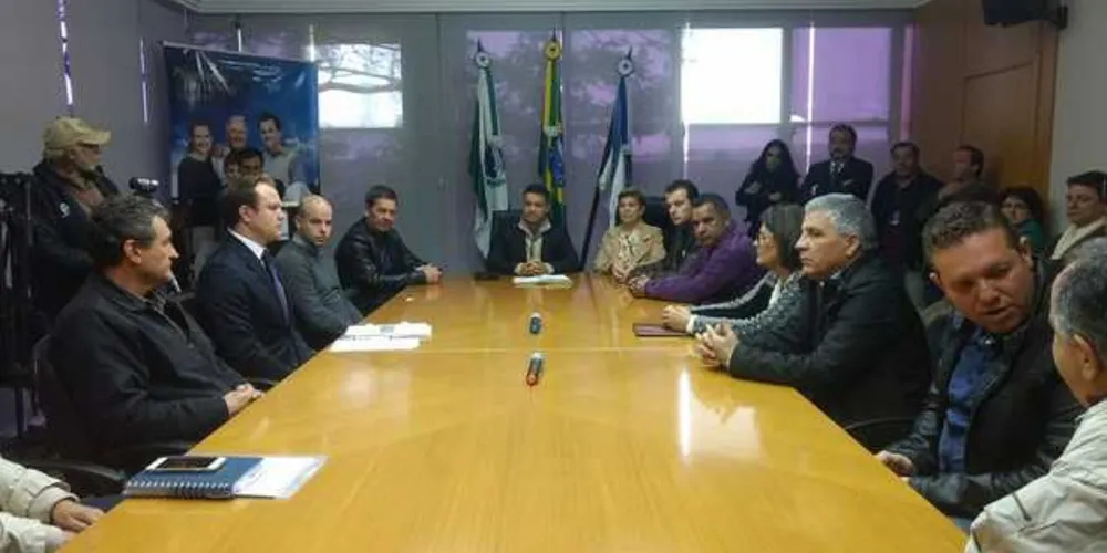 Empresário Junior Durski, da Rede Madero, e o prefeito Marcelo Rangel (PPS), formalizam a cessão de terreno público para o empreendimento