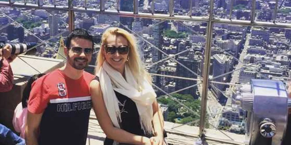 TRIP - Os apaixonados Vinicius Spósito e Cynthia Sá Spósito curtem temporada de descanso e muito romantismo em uma bela viagem pelos Estados Unidos. No registro especial, o casal visitando o Empire States Building, considerado por muitos como o edifício mais famoso de Nova York, possui 102 andares e quase 400 metros de altura. 