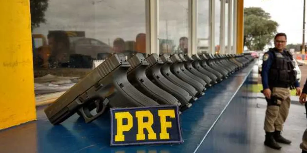 Três pessoas foram presas em flagrante; é maior apreensão de armas realizada este ano pela PRF no país | Divulgação/PRF