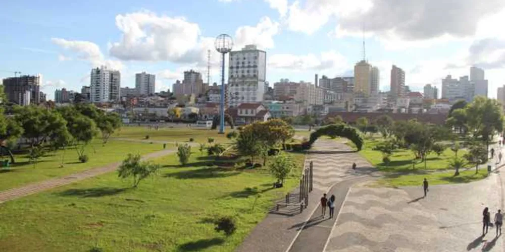 Empresários poderão expor marcas e realizar "pequeno comércio" nas praças adotadas