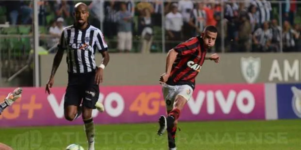 Time paranaense bateu o Mineiro com um gol no fim e conquistou a primeira vitória na competição