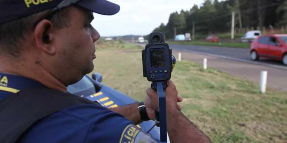 Polícia Rodoviária Federal (PRF) flagrou 1051 veículos trafegando acima da velocidade permitida