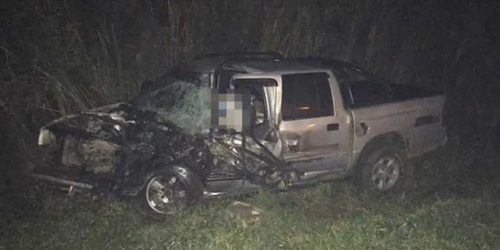 Condutor perdeu o controle da direção, bateu no rodado de caminhão e morreu na hora | Divulgação